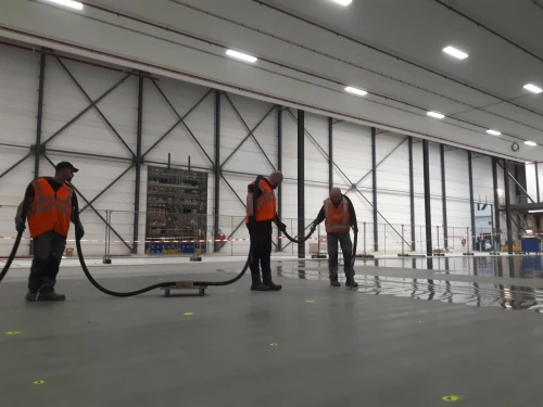 Cementgebonden gietvloer aanbrengen voor autostore systeem
